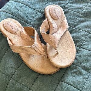 b.o.c. Women's Rose Gold Embossed Thong Sandals 10m